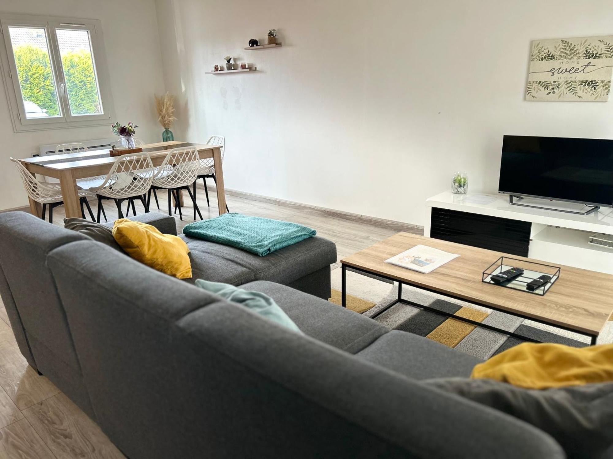 Maison Mitoyenne Avec Cour + Parking 圣特萨维内 外观 照片