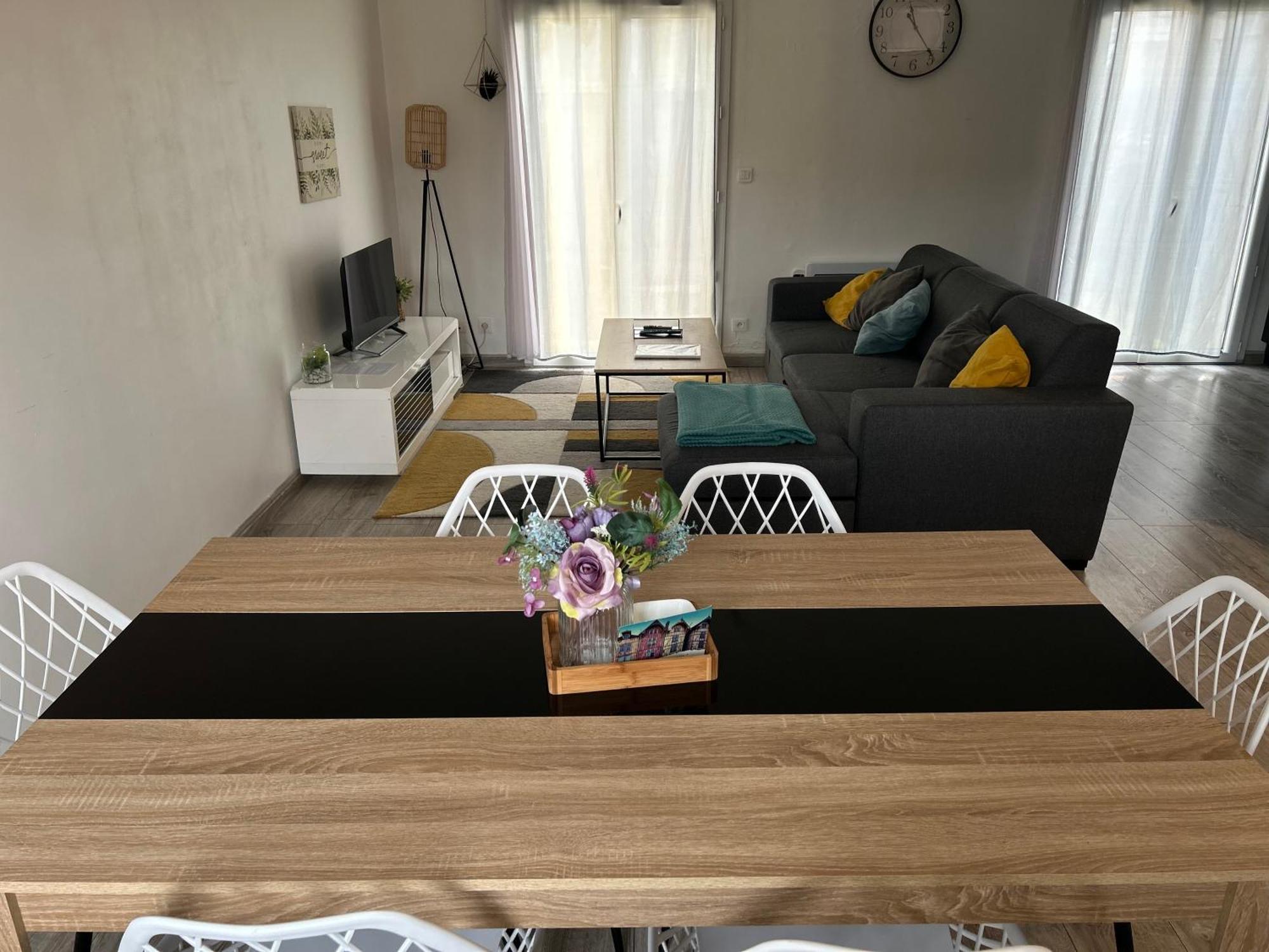 Maison Mitoyenne Avec Cour + Parking 圣特萨维内 外观 照片
