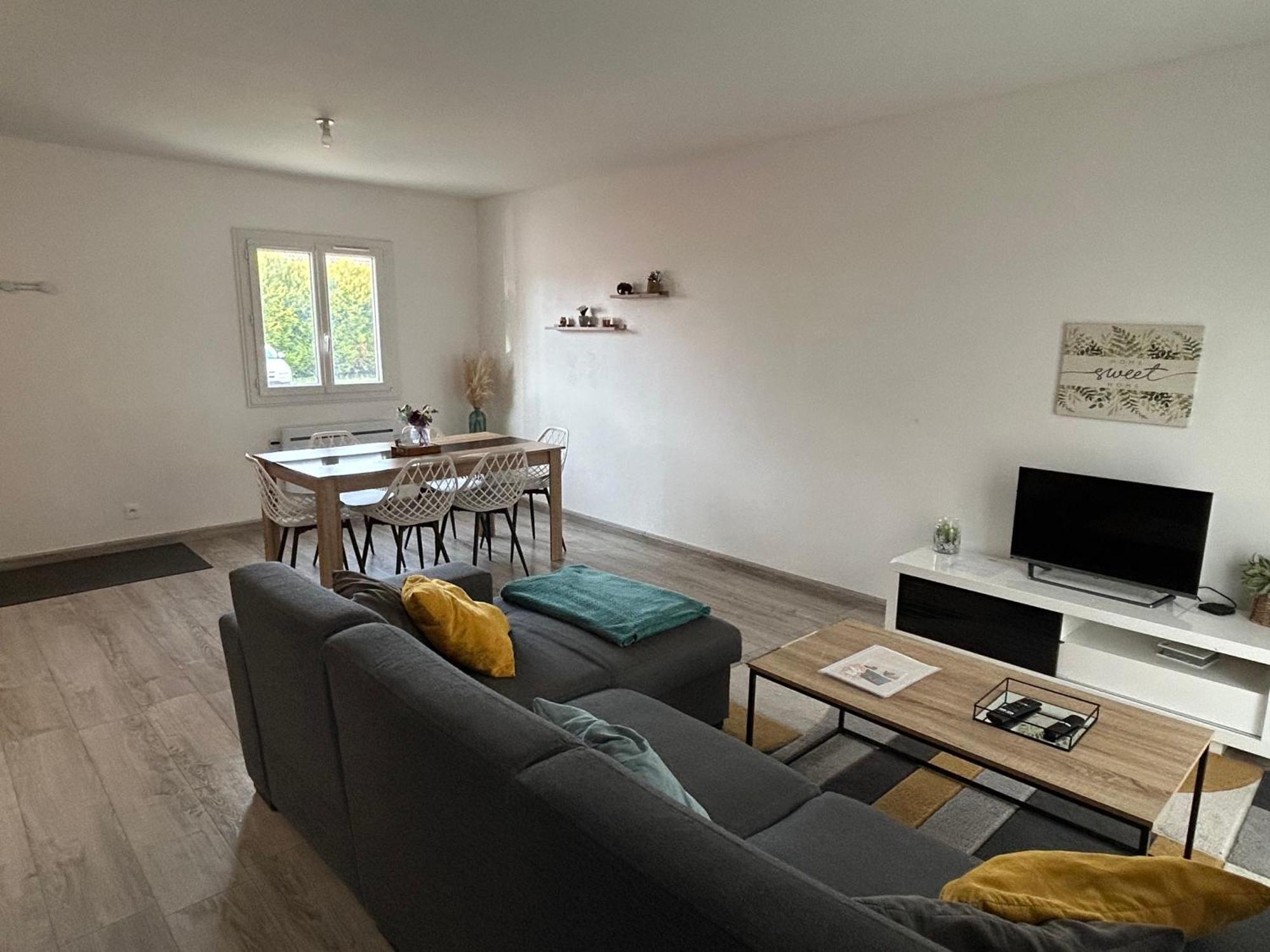 Maison Mitoyenne Avec Cour + Parking 圣特萨维内 外观 照片