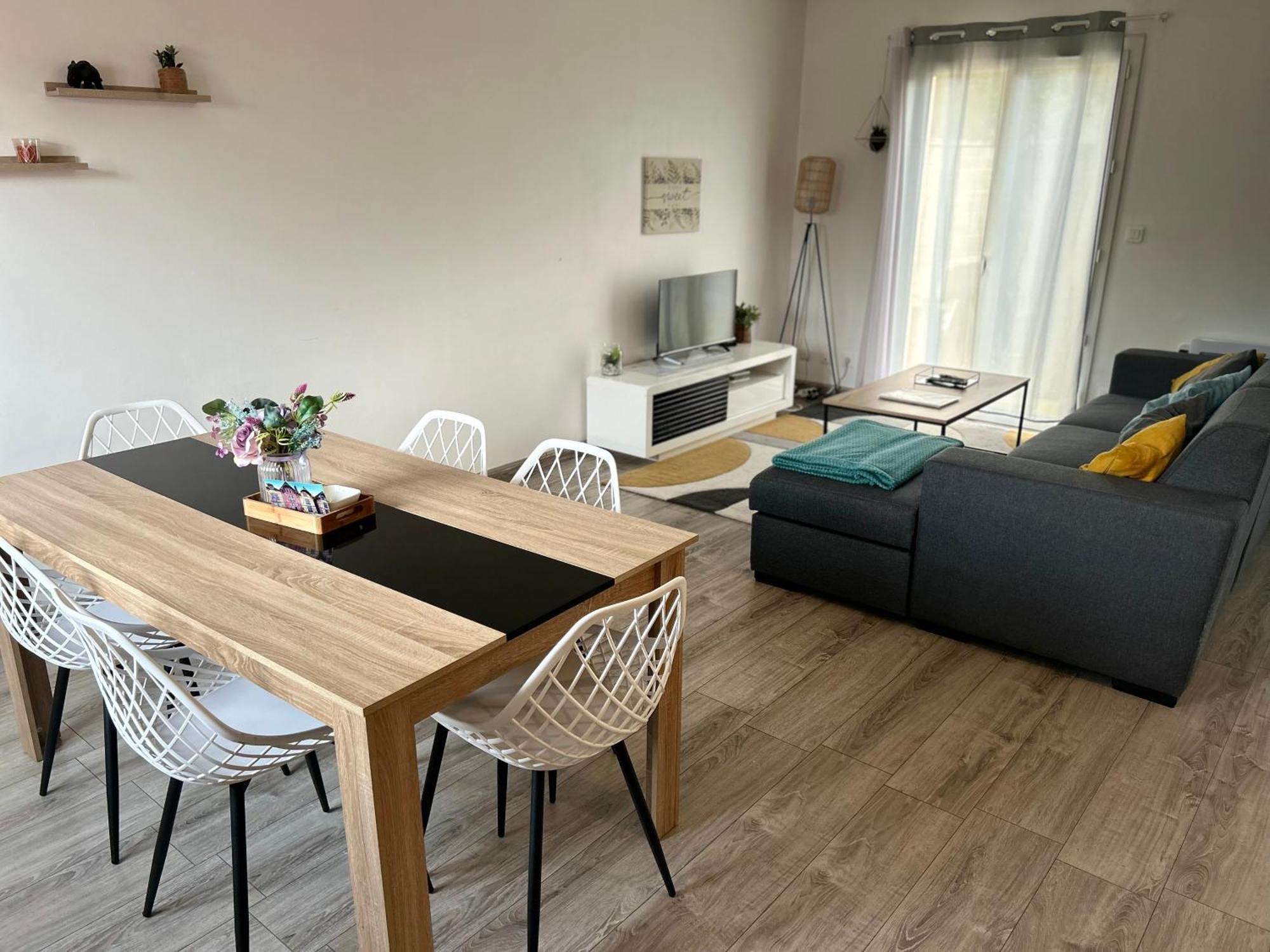 Maison Mitoyenne Avec Cour + Parking 圣特萨维内 外观 照片